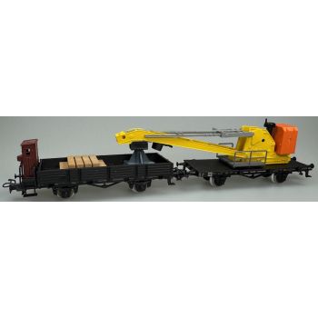 Kranwagen mit Beiwagen, gelb/orangefarbener Kranaufbau, Beiwagen mit Bremserhaus, Kranstütze und Schwellenstapel - Märklin Sammlermodell