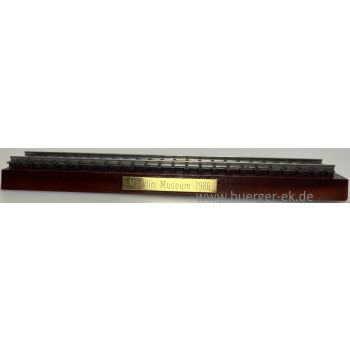Holzsockel mit Kunststoffschiene Märklin Museum 1986 - Aufstellsockel für Märklin Museumswagen 1986