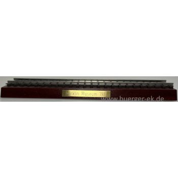 Holzsockel mit Kunststoffschiene Märklin Museum 1987 - Aufstellsockel für Märklin Museumswagen 1987