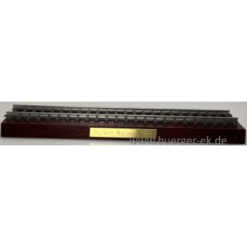 Holzsockel mit Kunststoffschiene Märklin Museum 1988 - Aufstellsockel für Märklin Museumswagen 1988