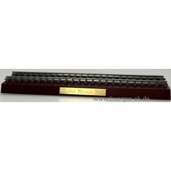 Holzsockel mit Kunststoffschiene Märklin Museum 1989 - Aufstellsockel für Märklin Museumswagen 1989