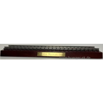 Holzsockel mit Kunststoffschiene Märklin Museum 1992 - Aufstellsockel für Märklin Museumswagen 1992