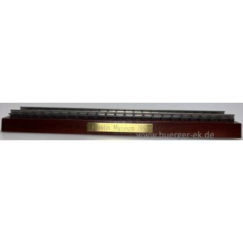 Holzsockel mit Kunststoffschiene Märklin Museum 1993 - Aufstellsockel für Märklin Museumswagen 1993