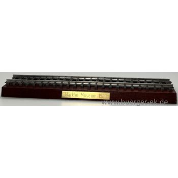 Holzsockel mit Kunststoffschiene Märklin Museum 1994 - Aufstellsockel für Märklin Museumswagen 1994