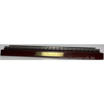 Holzsockel mit Kunststoffschiene Märklin Museum 1995 - Aufstellsockel für Märklin Museumswagen 1995