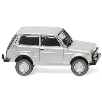 Lada Niva, silbermetallic, Off-Roader mit neuem Kühlergrill