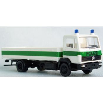 Mercedes-Benz LKW Langpritsche der POLIZEI Bayern, weiß/grün