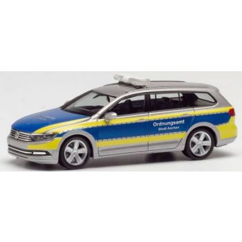 VW Passat Variant, Ordnungsamt Aachen, silber/blau mit leuchtgeblem Streifendesign