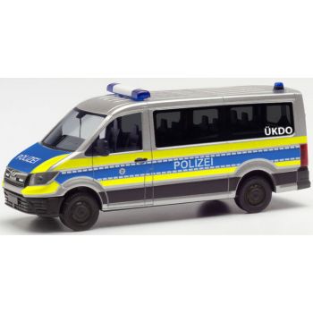 MAN TGE Bus Flachdach, Polizei Wiesbaden, silber mit blau/leuchtgelbem Streifendesign