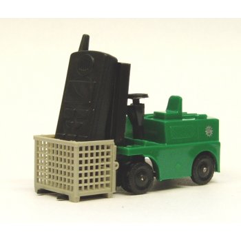 Gabelstapler des BGS, minzgrün, beladen mit Palette und übergroßem Funksprechgerät