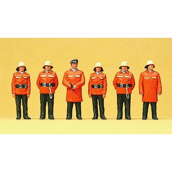 Feuerwehrmänner stehend
