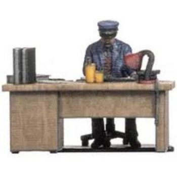 Bahnbeamter am Schreibtisch