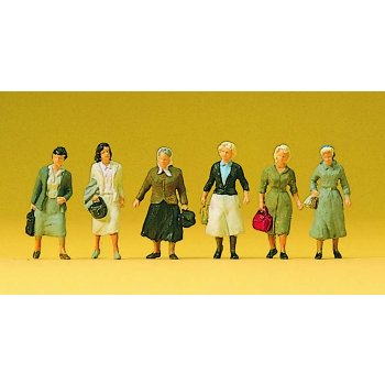 Pendlerinnen auf dem Weg zur Bahn