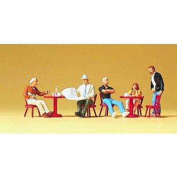 Gäste im Straßencafe