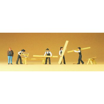 Zimmerleute bei der Arbeit