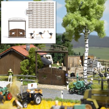 Straußenfarm, Bausatz für eine im Gelände variabel aufzubauende Straußenfarm, (Holztor, mit Straußen Motiven und Beschriftung, 3 Straußenfiguren