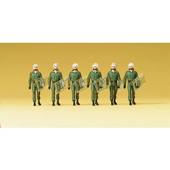 BGS-Beamte im Einsatzanzug / Schutzhelm, vorgehend