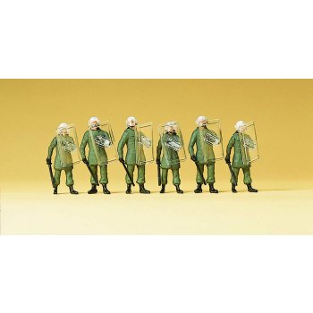 BGS-Beamte im Einsatzanzug / Schutzhelm, in Abwehrstellung