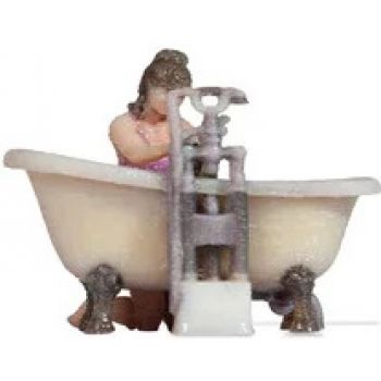 Frau badet Kind in der Badewanne