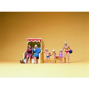 Paar im Strandkorb und spielende Kinder