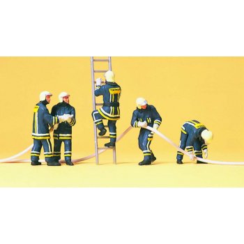 Feuerwehrmänner in moderner Einsatzkleidung