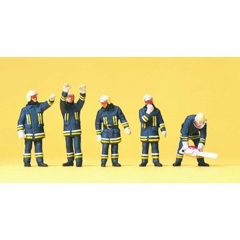 Feuerwehrmänner in moderner Einsatzkleidung