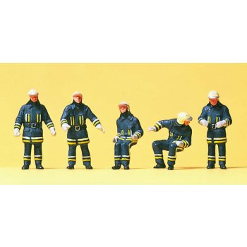 Feuerwehrmänner in moderner Einsatzkleidung