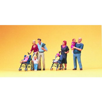 Eltern mit Kindern und Kinderwagen