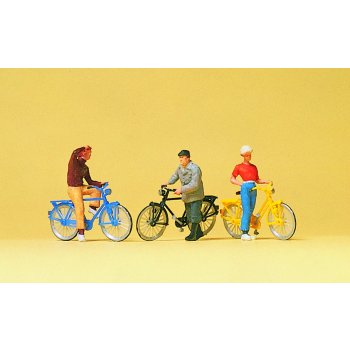 Stehende Radfahrer am Bahnübergang