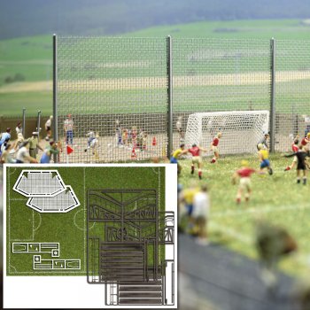 Fußballplatz, Bausatz, (Fußballfeld sowie Eckfahnen und Rasenwalze, 2 Holztribünen, Ausschneidebogen mit passenden Motiven, Größe 31 x 21,5 cm