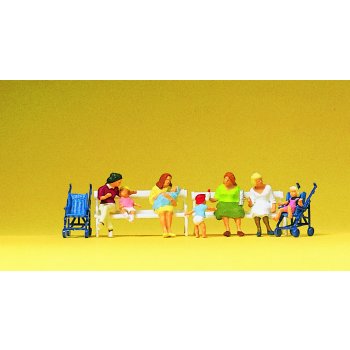 Sitzende Frauen, Kinderwagen, Bänke