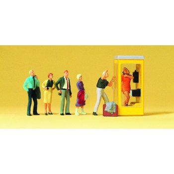 Wartende an der Telefonzelle