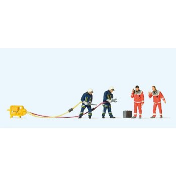 Feuerwehrmänner in moderner Einsatzkleidung, Bergung mit Schere und Spreizer. Sanitäter