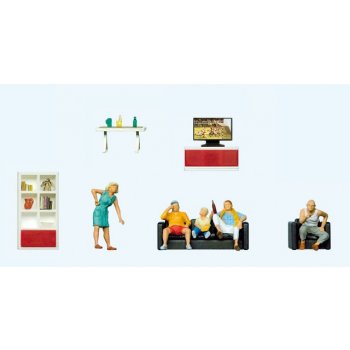 Familie beim Fernsehen - Wohnzimmereinrichtung