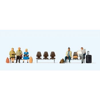 Fünf wartende Reisende, drei Sitzreihen