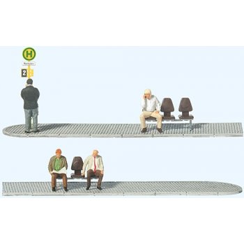 Wartende an der Haltestelle