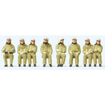 Feuerwehrmänner in moderner Einsatzkleindung, sitzende Fahrer und Mannschaften, Uniformfarbe beige