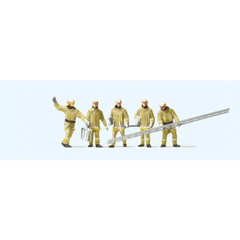 Feuerwehrmänner in moderner Einsatzkleindung. Eintreffen am Brandort, Uniformfarbe beige