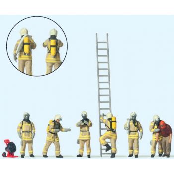 Feuerwehrleute in moderner Einsatzkleidung, Uniformfarbe beige. Atemschutzgeräteträger