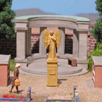 Ort der Stille, Bausatz mit großem Steinkreuz mit Figur, Engelsstatue auf Sockel, 2 Parkbänke und Abfallkorb