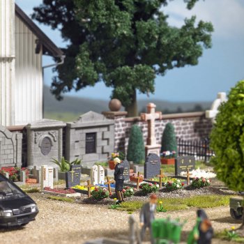 Friedhof Ausgestaltung, Inhalt: 24 Grabsteine in unterschiedlichen Formen, 12 Grabkissen, 10 Holzkreuze, 4 Särge, 10 Kränze, 18 Gießkannen,