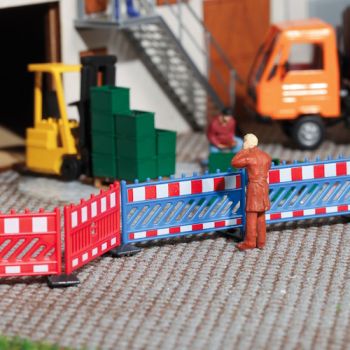 Schrankenzaun, blau/rot zur Baustellenabsicherung, Bausatz, 8x blau, 8x rot, 32 Fußlatten, Gesamtlänge 380 mm