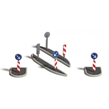 Verkehrsinseln, 4 vorbildgetreue Querungsinseln in länglicher und breiter Form, mit Beschilderung, Bausatz