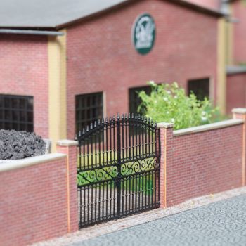 Ziegelmauer mit Tor, Bausatz, individueller Aufbau möglich, Größe: 8xDoppelmauer mit je 2Säulen 109x4mm, 2 Einzelmauer 50x4 mm, Säulen 4x4 mm