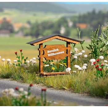 Ortseingangsschild aus Holz, fertig montiert