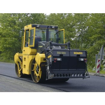 Bomag Walze mit Splittstreuer BS 180