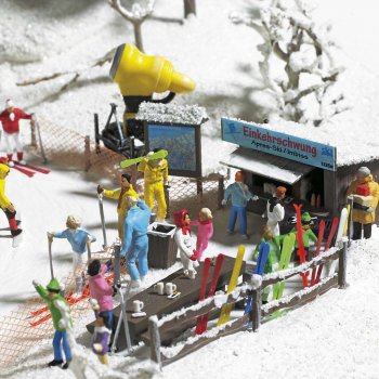 Pistengaudi: Verkaufsbude für Glühwein und Jagertee, mit Bierfässern, Zapfanlage und Maßkrügen, Snowboards, Figuren u.v.m., Bausatz