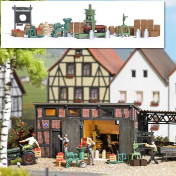 Mosterei-Set, Inhalt: Waage, Häcksler, Saftpresse, Kronkorkenpresse, Mosterei-Schild, Blechwanne, 4 Kannen, 8 Säcke, 6 Fässer, 24 Obstkisten und Äpfel