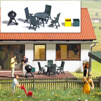 Gartenmöbel und Grill (Gartenparty), 4 Gartenstühle, 1 Tisch, 1 Kugelgrill, 2 Bierkisten gefüllt mit Flaschen, Fertigmodell