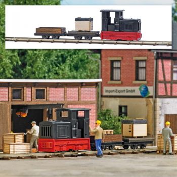 Feldbahn Star-Set Gütertransport: Feldbahnl-Diesellokomotive Gmeinder 15/18, Niederbordwagen und Flachwagen beladen mit Holzkiste,  Gleiise usw.